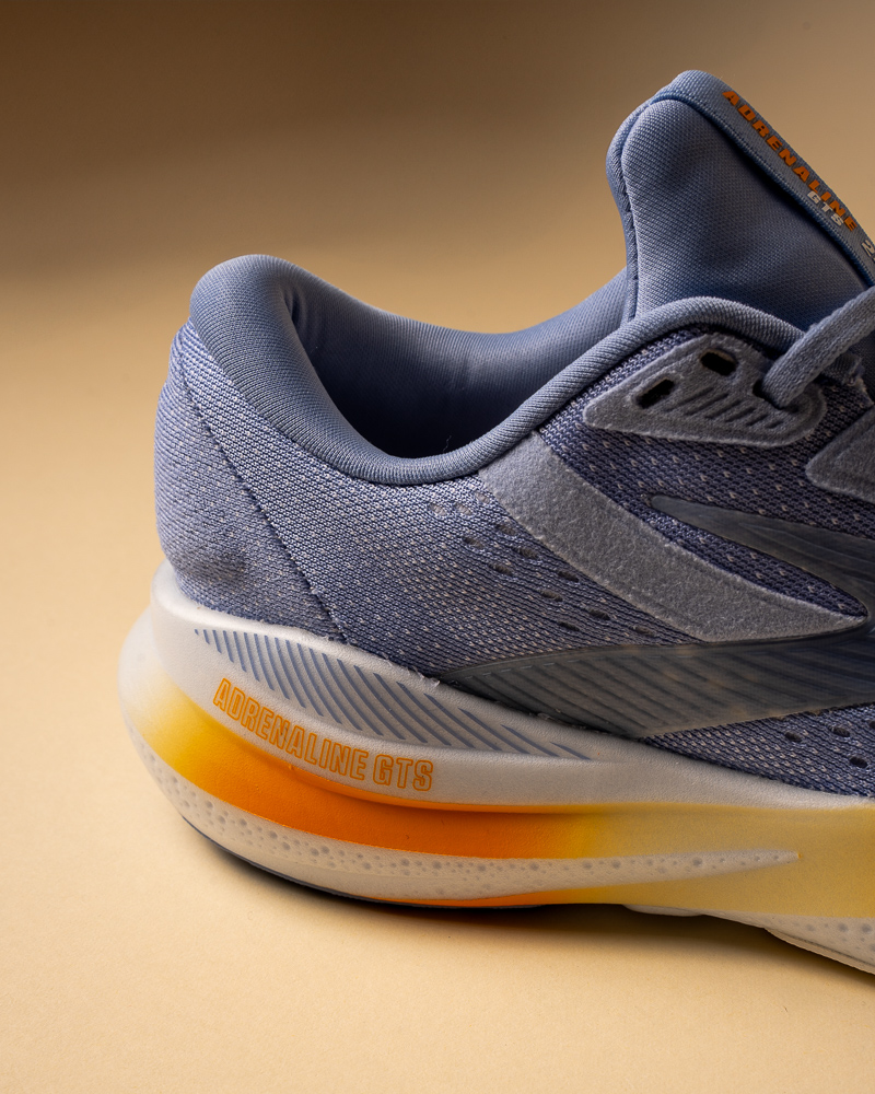 Chaussure posée sur fond neutre